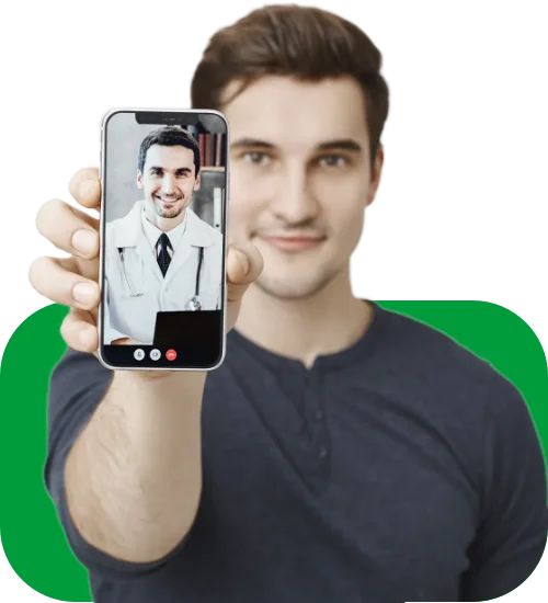 Homem segurando um celular mostrando na tela um médico em atendimento via Telemedicina
