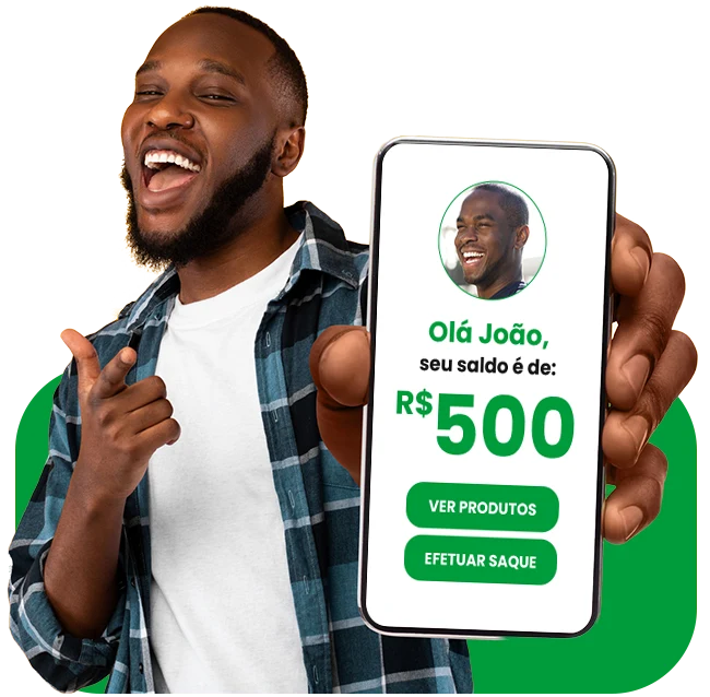 Homem segurando celular mostrando a tela com o saldo de R$500