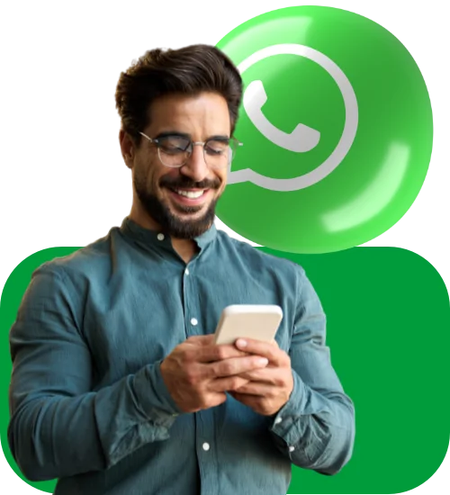 Homem com celular e um símbolo do WhatsApp atrás